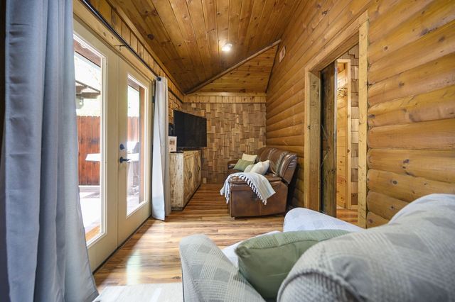 Acorn Alcove | Broken Bow, Oklahoma | HochaCabins